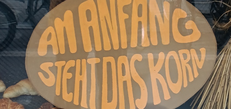 Schild in Schaufenster: Am Anfang steht das Korn